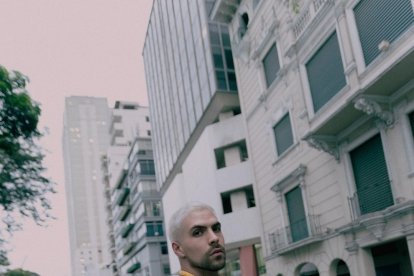 Johann es un cantante y actor ecuatoriano bilingüe.