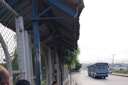 los usuarios ven pasar los articulados, mientras esperan por los buses abastecedores que los ingresen a la terminal de Metrobastión.