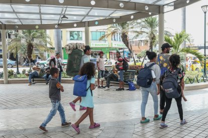 Venezolanos en Huaquillas. A diario familias venezolanas cruzan la frontera entre Ecuador y Perú