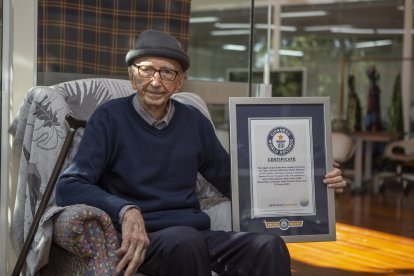 Walter Orthmann, de 100 años, posa junto a su certificado de récord Guinness por la carrera profesional más larga en la misma empresa, el 12 de mayo de 2022 en Brusque, estado de Santa Catarina (Brasil). Orthmann tenía sólo 15 años cuando empezó a trabajar como ayudante de envíos en Industrias Renaux S.A, una empresa textil del estado de Santa Catarina, ahora conocida como RenauxView. Hoy, tras ganar el récord Guinness por la carrera profesional más larga en la misma empresa, confiesa que una de las claves de su perdurabilidad laboral es estar atento a los nuevos desarrollos y adaptarse a ellos. EFE/Flavio Tin