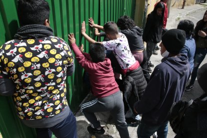 Los padres de familia y amigos del chico fallecido querían respuestas.