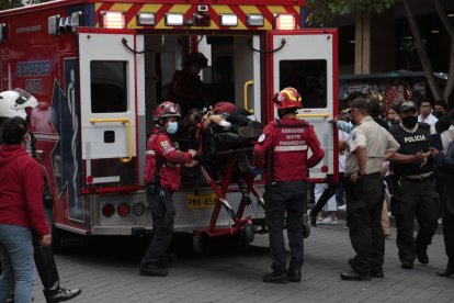 La mujer no soltó la cartera con el dinero hasta que llegó al hospital.