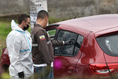 Agentes de la Unidad de Criminalística recogieron los indicios del asesinato.