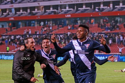 Toda la felicidad Alba, Luis Zubeldía, Michael Hoyos y Bryan de Jesús.