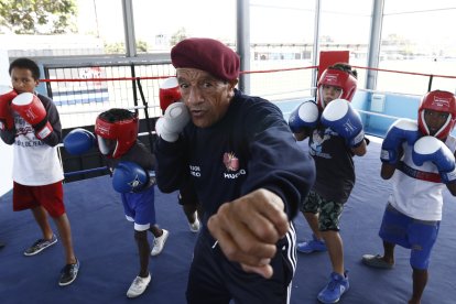 Un accidente con un taco de dinamita lo dejó sin los dedos de su mano derecha. A pesar de aquello, no se alejó de su mayor pasión: el boxeo, y se convirtió en entrenador de futuras promesas nacionales.