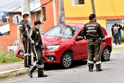 El auto en el que viajaban Zúñiga y su pareja quedó estrellado contra un poste.