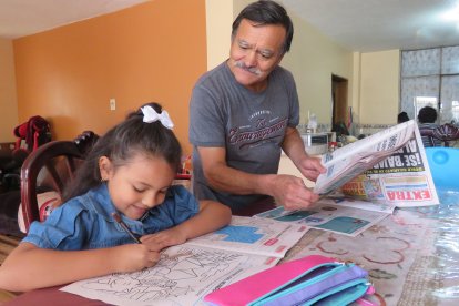 Milton Aguirre y su nieta Alejandra, de seis años, disfrutan de nuestros contenidos. Ellos viven en Riobamba.