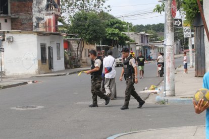 Agentes de la Policía Nacional retiraban la cinta que delimitaba la escena del crimen en la cooperativa Batalla de Tarqui.