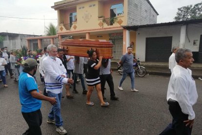 Familiares de Aldo Piedrahita quisieron mostrar su cariño cargando el féretro. Eran hombres y mujeres los que rogaban por llevarlo hasta el cementerio.