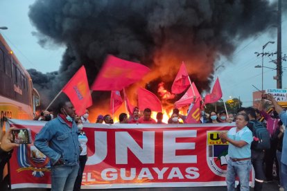 Desde las primeras horas de este lunes 16 de mayo se concentraron para cerrar el puente de la Unidad Nacional.