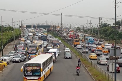 La protesta fue disipada por la policía, sin embargo, debido a los restos de llantas quemadas en la vía, el tráfico vehicular sigue.