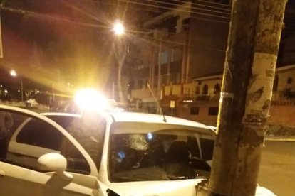 El automóvil liviano quedó en estas condiciones luego del impacto.