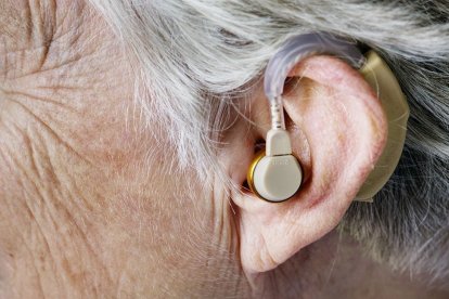 Los audífinos son esenciales para tener una vida más llevadera en caso de discapacidad auditiva.