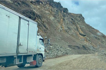 Un camión atraviesa la vía por el sector donde hasta el domingo 15 de mayo estaba interrumpida.
