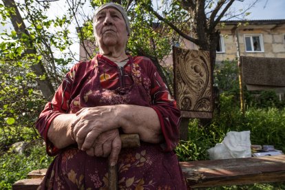 Una de las habitantes de Vil'khivka, situada en los alrededores de Járkov, posa para el fotógrafo el pasado 14 de mayo. En los alrededores de Járkov están recientes las huellas del paso de los rusos, que al menos por el momento parecen haber renunciado a tomar la segunda ciudad más grande de Rusia tras semanas de incesantes bombardeos. Se retiran dejando un escenario de pueblos y barrios sin gas ni luz, con escuelas y casas destruidas y con granadas aún en las calles sin explotar. EFE/Esteban Biba