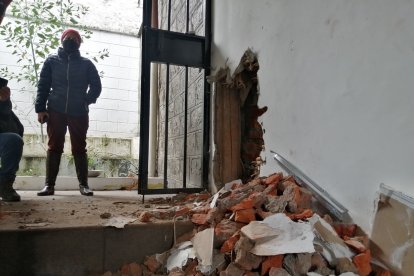 Parte de una pared fue derrocada y por ese hueco cometieron el delito.