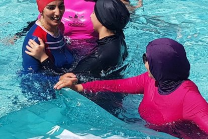 En la ciudad francesa ya se usan estos trajes especiales en las albercas.