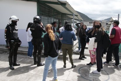 Policías acuden frecuentemente al centro educativo por las alertas de los padres de familia.