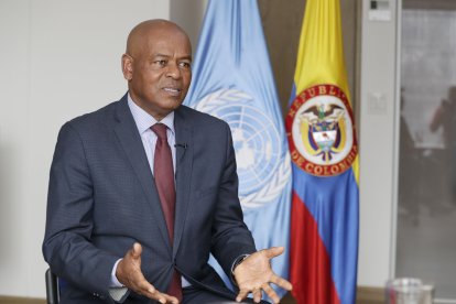 El director regional del Fondo de Población de Naciones Unidas (UNFPA) para América Latina y el Caribe, Harold Robinson, habla hoy durante una entrevista con Efe en Bogotá (Colombia). Para acabar con los embarazos no deseados, que son casi la mitad de todos los embarazos del mundo, hay que "despolitizar" la educación y la salud en materia de derechos sexuales y reproductivos, herramientas fundamentales para otorgar a las mujeres capacidad de decisión. "Los derechos sexuales son sencillamente la posibilidad de las personas de tomar decisiones sobre sus propios cuerpos", detalla Robinson. EFE/ Carlos Ortega