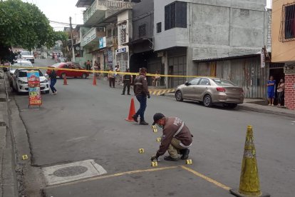 Agentes de Criminalística recogen evidencias del crimen que ha conmocionado a Mapasingue Este.