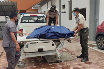 Los cuerpos fueron trasladados hasta la morgue para realizar las respectivas autopsias.