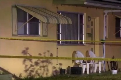 En el patio de la casa de la pareja hallaron una tumba improvisada.