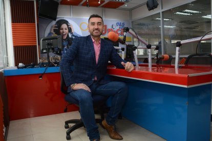 Le encanta seguir las tendencias de la moda al vestir.