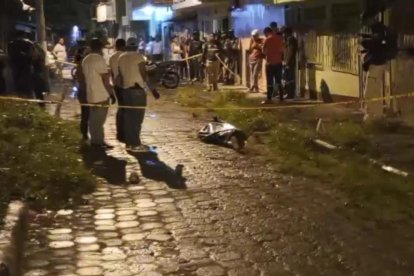 Un joven fue asesinado a bala y con goles en la cabeza