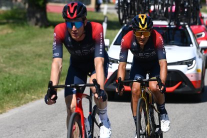 Richard Carapaz (d) dio otro golpe, esta vez en la etapa 11, en un premio que es para velocistas.