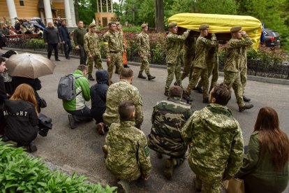 La iglesia ortodoxa de San Pablo y San Pedro de esta localidad cercana a Leópolis acogió el funeral por Bohdan Laroz, de 41 años, que como muchos de los varones que residen en esta población, de unos 31.000 habitantes, había sido llamado a las filas del Ejército ucraniano tras la invasión rusa.