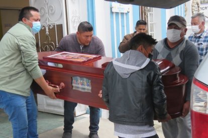 El féretro fue retirado por los familiares pasado el mediodía y será velado en el Salón de Actos de la parroquia San Andrés.
