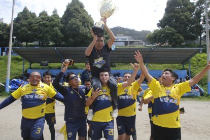 Los jugadores del Total Mejía le dedicaron el título a Fernando Guamán, uno de los fundadores del equipo.