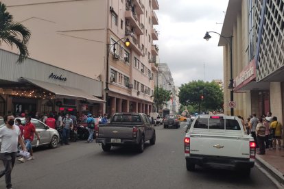 Quienes estaban por la zona se agruparon asustados a ver qué ocurría.