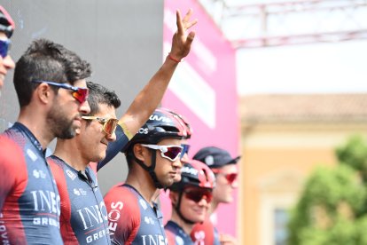 Richard Carapaz dio el salto al segundo lugar de la clasificación general y en la montaña apunta a vestirse con la maglia rosa.