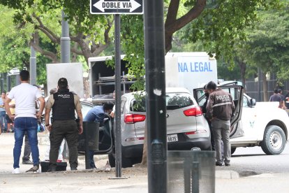 El occiso se movilizaba en este vehículo color plomo.