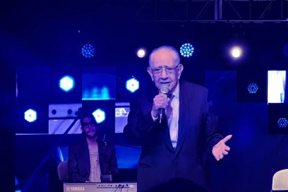 Durante el evento se rindió tributo al artista. Sergio Vivar interpretó su popular tema ‘El pañuelo blanco’.