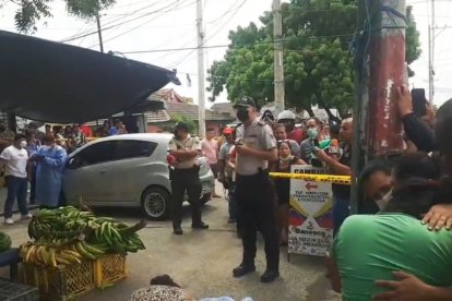La escena del crimen se hicieron presentes la Policía y muchos curiosos.