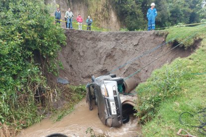 Esta mañana se inició el rescate del auto accidentado, en el que se encontraban muertos sus dos ocupantes.