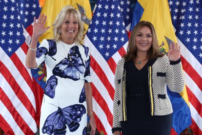 La primera dama de los Estados Unidos, Jill Biden (i), posa junto a la primera dama de Ecuador, María de Lourdes Alcívar (d), hoy, en el Palacio de Carondelet, en Quito (Ecuador). Jill Biden comienza en Ecuador su gira por Latinoamérica que también la llevará a Panamá y Costa Rica, con una jornada centrada en Quito, donde visitará una iniciativa de combate de la desnutrición infantil y una escuela para adolescentes que previamente habían abandonado los estudios. EFE/ José Jácome