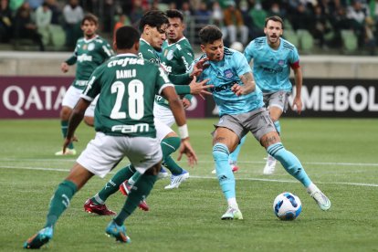 Gustavo Gómez (i) de Palmeiras disputa el balón con Alexis Zapata de Emelec, durante un partido del Grupo A de la Copa Libertadores.