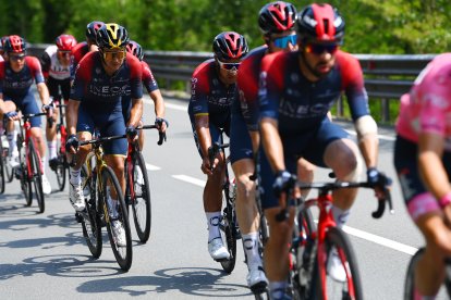 Richard Carapaz estuvo resguardado por sus compañeros del Ineos durante la etapa maratón del Giro de Italia.