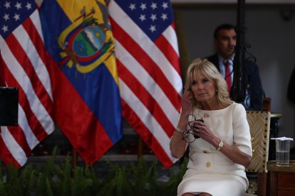 La primera dama de EE.UU, Jill Biden, participa hoy en un acto junto a su similar ecuatoriana, María de Lourdes Alcívar (fuera de foco), en Quito (Ecuador). Las primeras damas de Estados Unidos, Jill Biden, y de Ecuador, María de Lourdes Alcívar, conversaron este jueves en Quito sobre educación, la pandemia de la covid-19, las familias y la importancia de la democracia en ambos países. EFE/ José Jácome