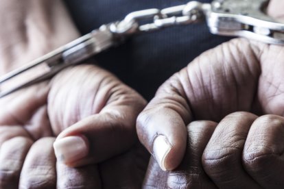 Un hombre de 46 años que se hacía pasar por médico para estafar a mujeres, fue arrestado en Florida.