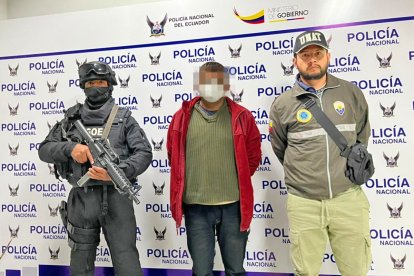 Policias escoltan al sospechoso de atentar contra el pudor de decenas de adoslecentes.