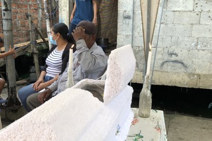 El abuelo materno no se separó del féretro de su nieto más querido.