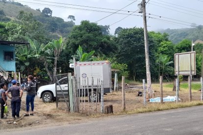 Los cuerpos estaban cerca a la vía que comunica los cantones 24 de Mayo y Jipipaja.