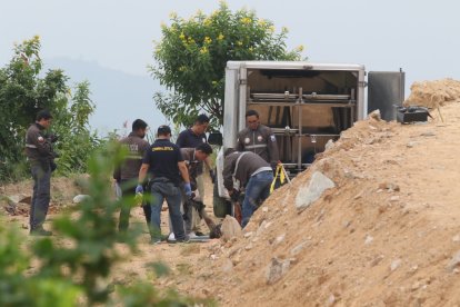 Los cuerpos fueron subidos al carro de Medicina Legal y llevados al Laboratorio de Criminalística.
