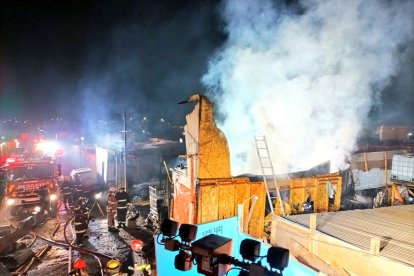 Los bomberos atendieron la emergencia antes de las 5 de la mañana. Fueron 4 las viviendas afectadas.