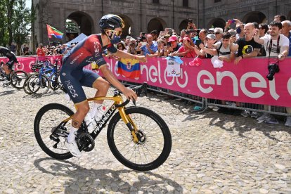 Richard apunta a dar el golpe por el liderato del Giro de Italia en dos jornadas que presentan exigentes ascensos.