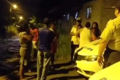 Testigos relataron que a eso de las 22:00 de este viernes escucharon una ráfaga de disparos, pero nadie salió de sus casas a ver qué pasaba.